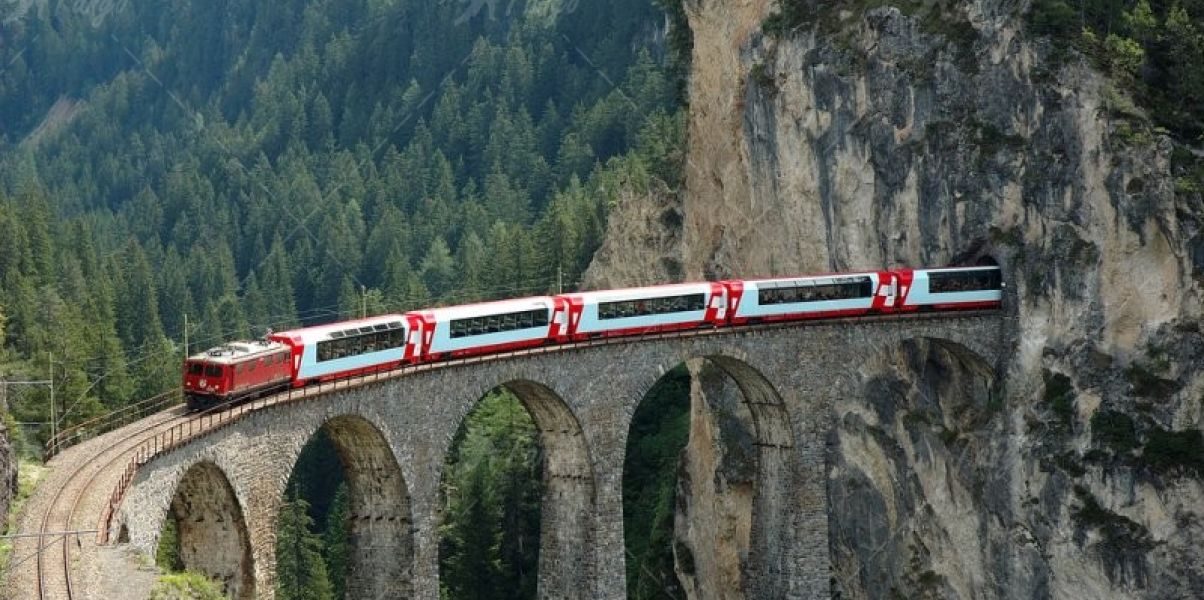 Альпійський експрес: Залізнична казка у серці Гір Зображення-3